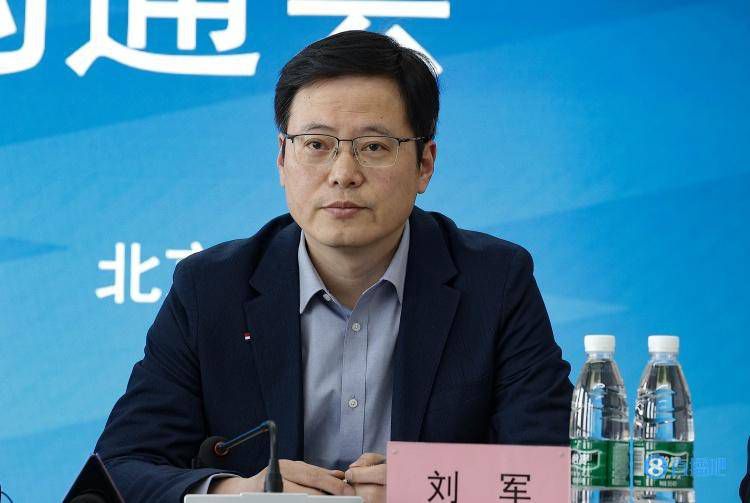 谈到奥斯卡-鲍勃，福登说道：“他和我很像，我们都是左脚球员，他喜欢到禁区里转身。